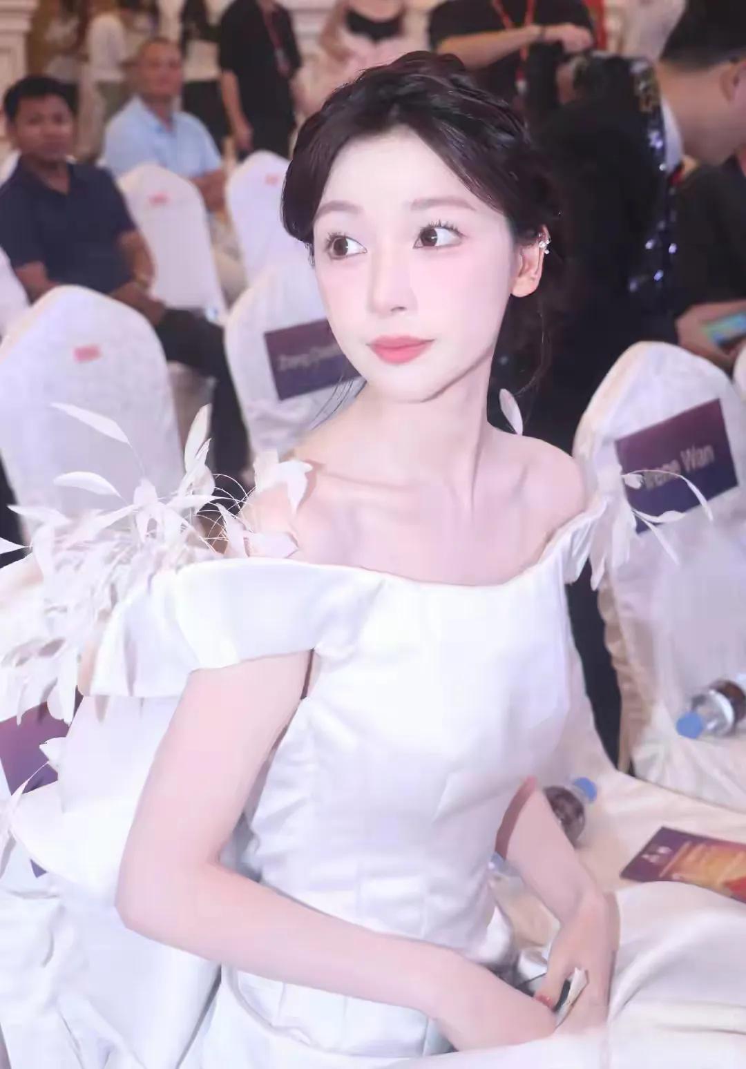 易梦玲亮相柬埔寨电影节,一字肩露背礼服裙造型尽显优雅