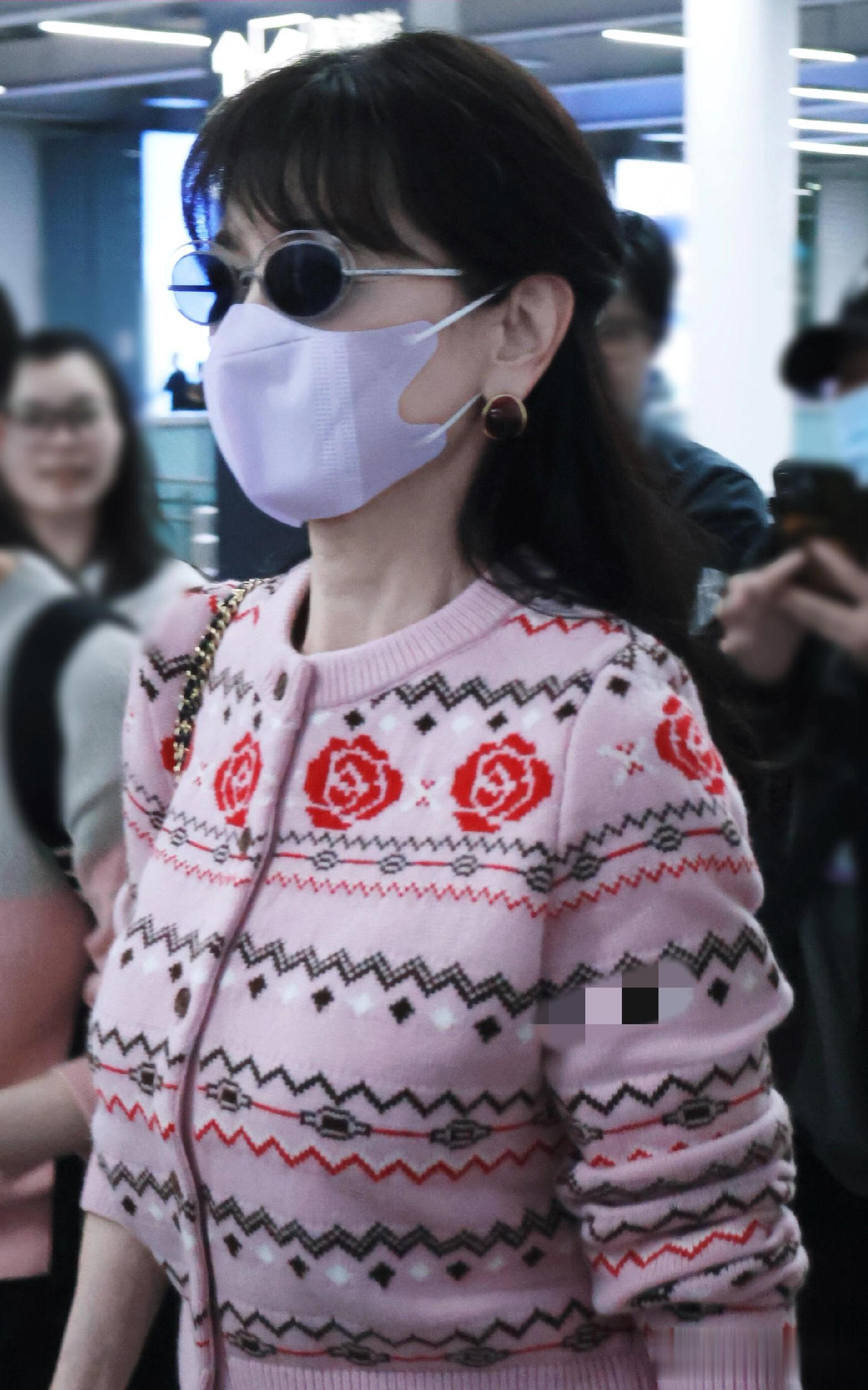 赵雅芝上海出发机场路透，穿红色长款大衣戴贝雷帽，喜庆又洋气