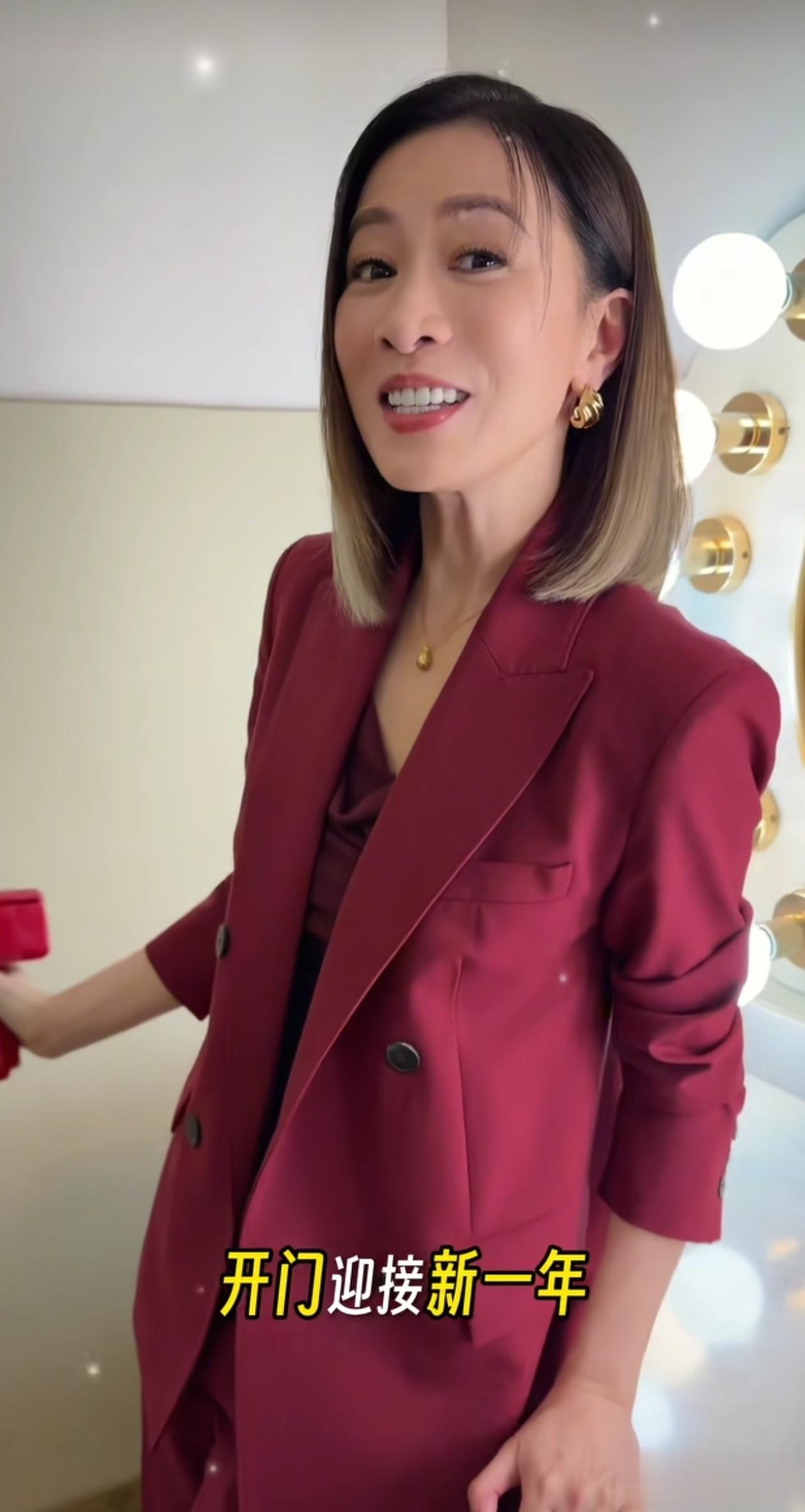 50岁佘诗曼庆新春穿搭:齐肩发+红西装外套,喜庆又干练,像30岁