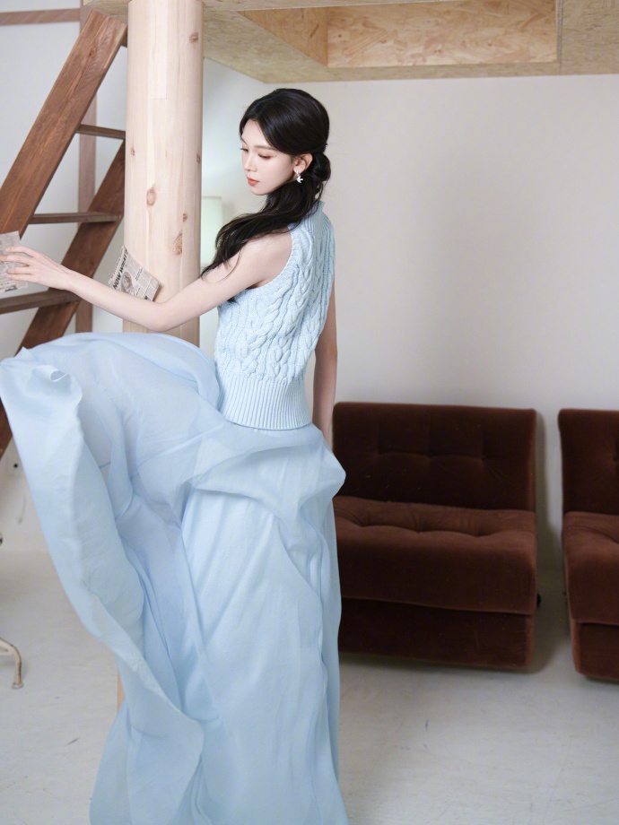 陈瑶今日份营业美照，淡蓝色裙子优雅迷人，气质绝了
