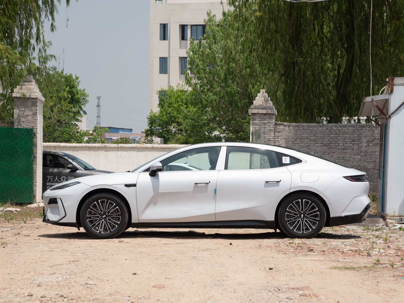 纯电中大型车不足15万起，配45英寸8K大屏+双电机四驱，续航700Km