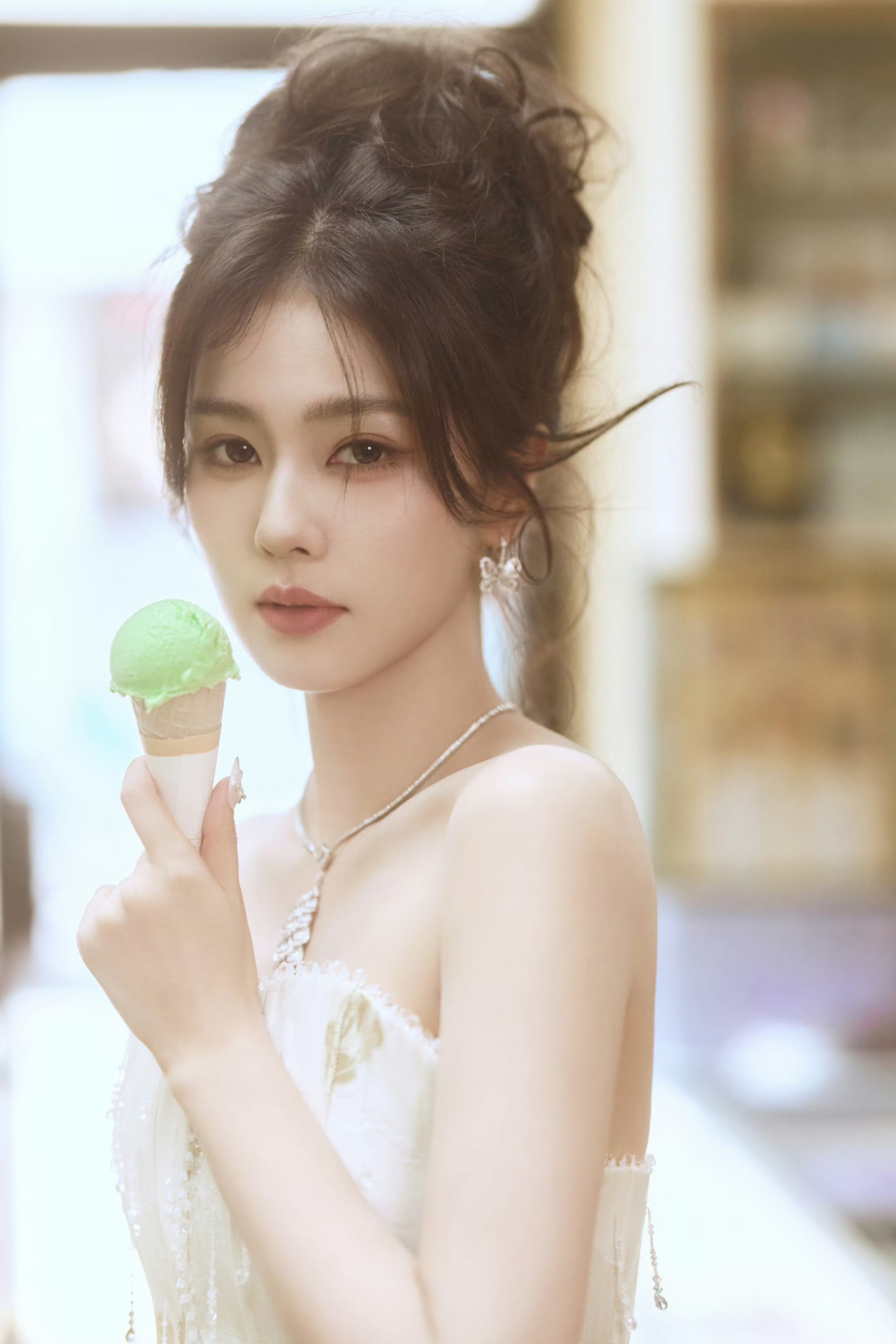 白鹿造型蜕变！抹胸裙收腰显曲线，甜与大气碰撞出成熟韵味