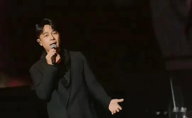 李克勤近照曝光!57岁瘦到认不出,与43岁雅帅同框似两代人