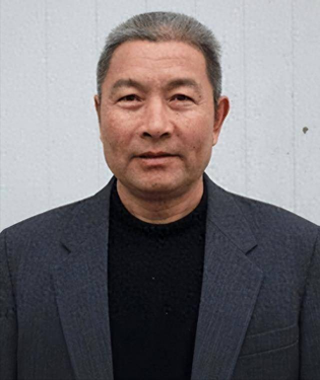 他是国家一级演员，演了半辈子戏，戏外爱妻如命，却为儿子操碎心