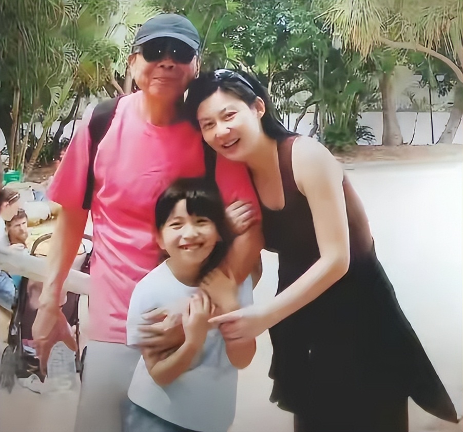 张嘉译深圳组饭局，翁虹肥硕美，71岁林威眼神痴呆，午马遗孀也在