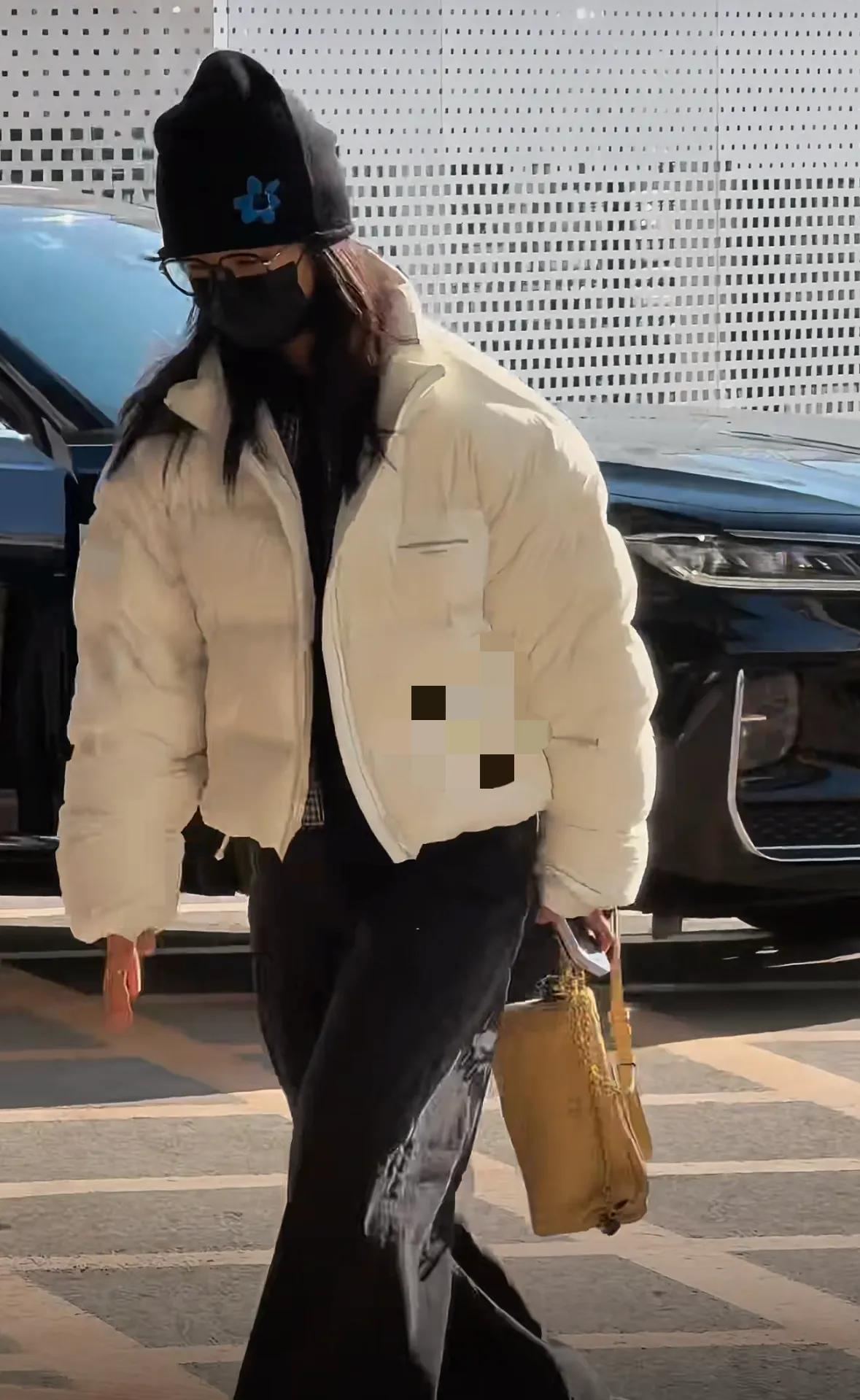 杨紫出发进组拍戏，狗狗前来送别难舍难分，一身休闲穿搭被种草了