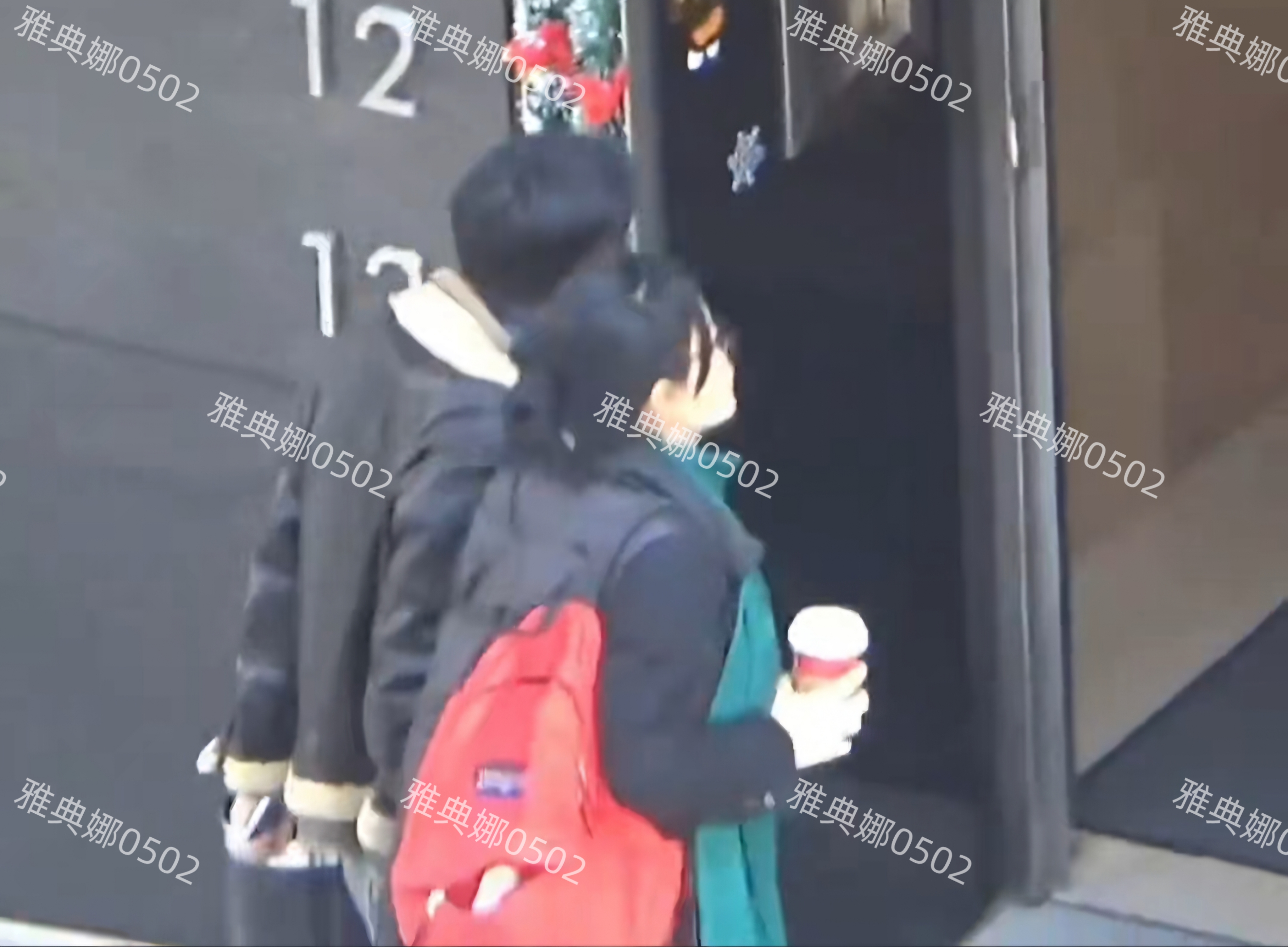 想不到王菲谢霆锋这两个又酷又高冷的人，私下居然手牵手这么甜!