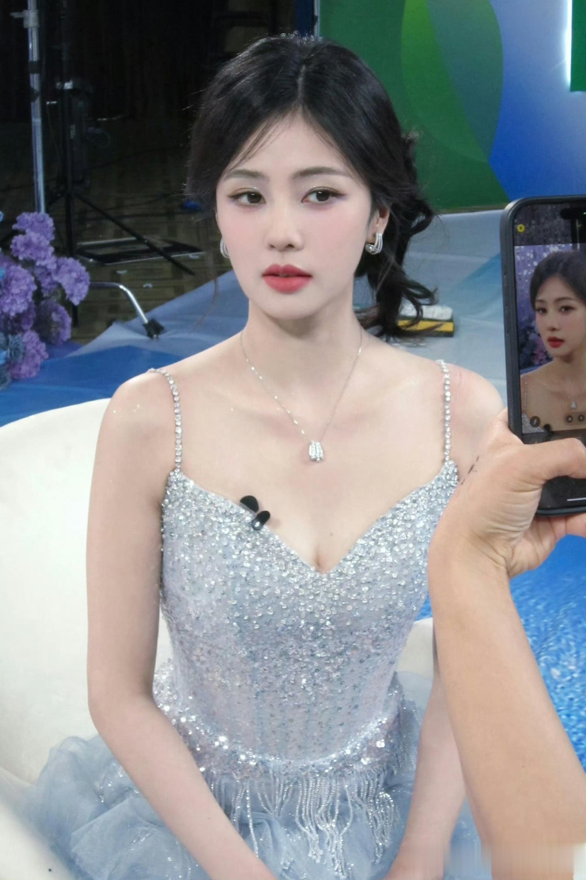 白鹿浅蓝亮片吊带裙亮相,置身花海星光,甜美优雅宛如公主