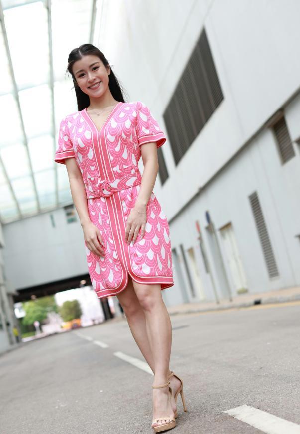 港姐冠军陈咏诗自认好胜愿签十年长约工作为先