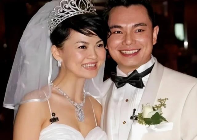 “内地刘銮雄”：年轻用30亿身家围猎女星，如今成老赖泪洒直播间