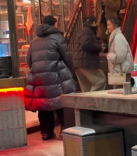 河北偶遇佟丽娅高露聚餐，素颜生图显老又一般，棉袄掉色像旧的