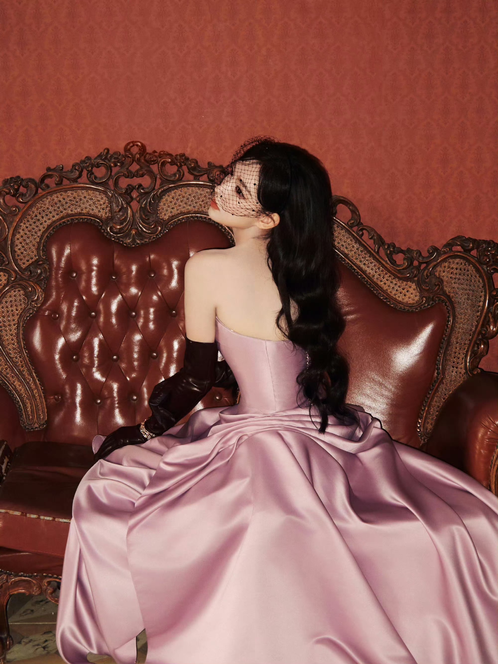 程潇解锁复古新造型！抹胸长裙勾勒好身材，美到自带柔光滤镜