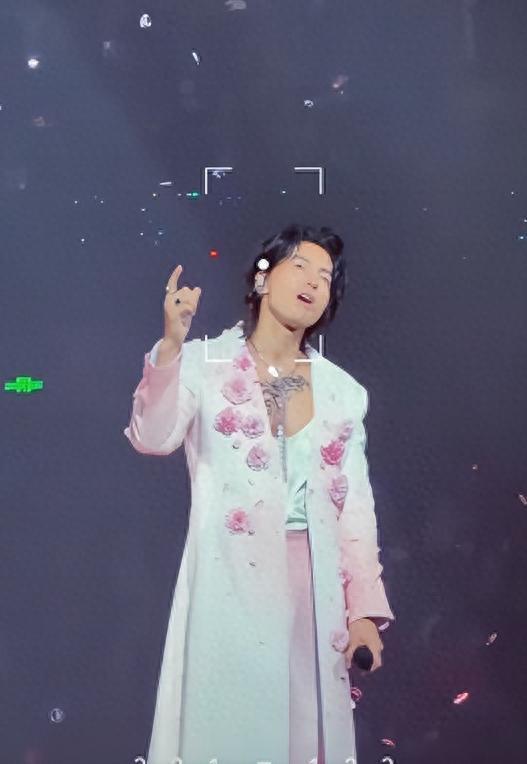 关系藏不住了！佟丽娅现身言承旭演唱会，才发现原来一切早有征兆