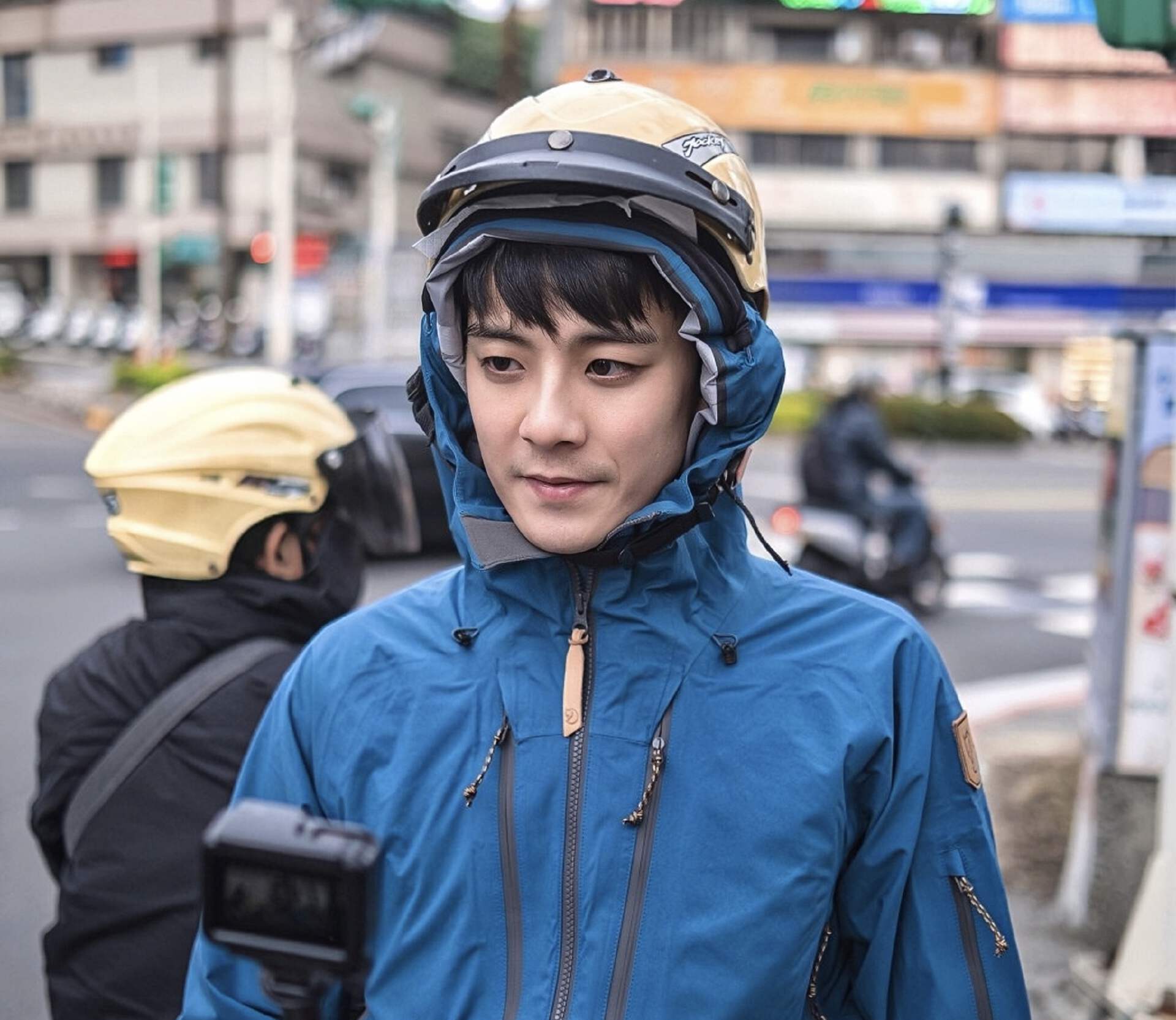 香港知名男星疑脚踏两只船,先后约会两位女神,踢球昏迷一度险死