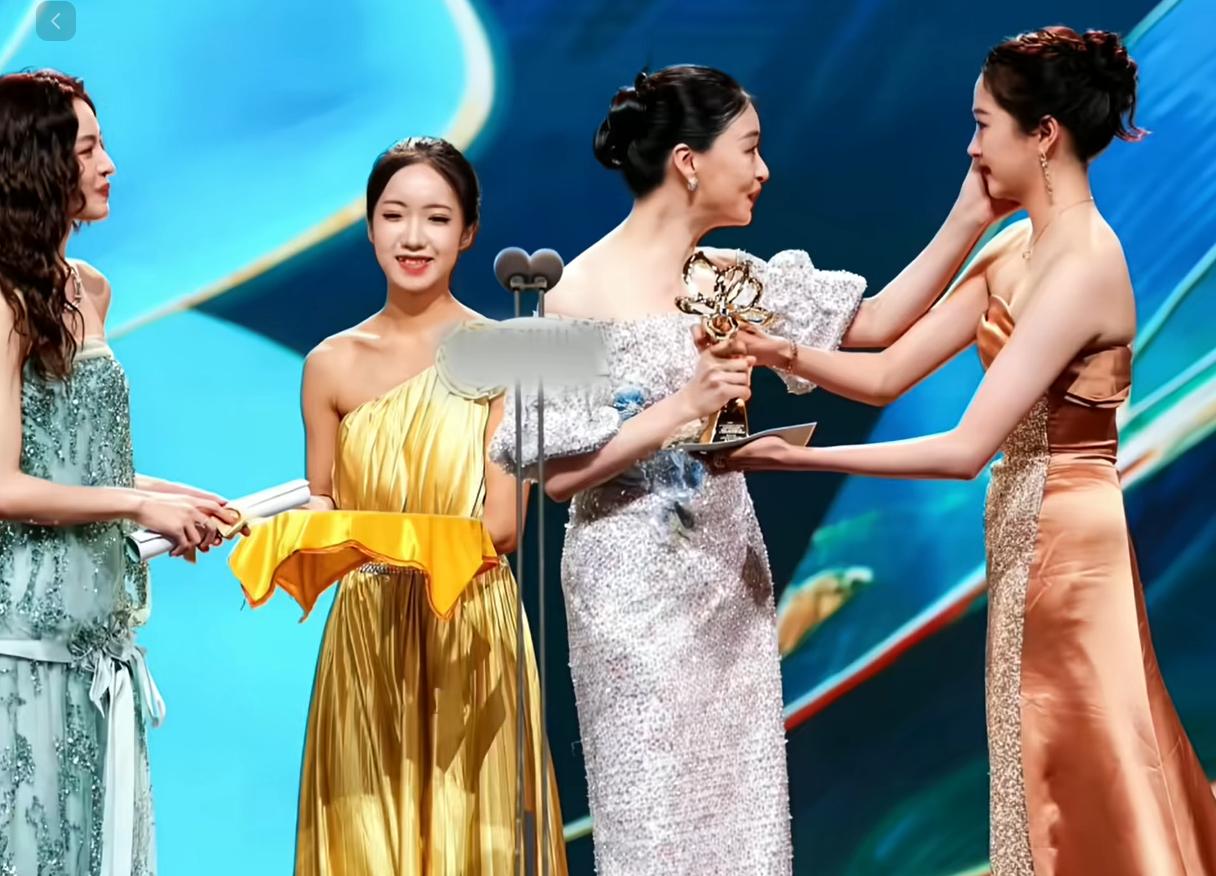 宋佳夺金鸡奖“影后”的瞬间，女演员间的微表情展现出一张人情网
