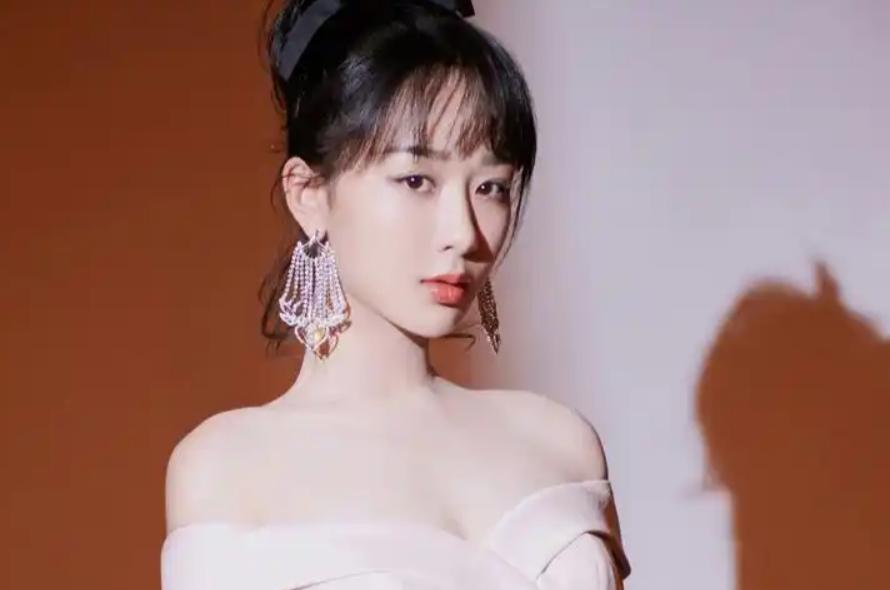 再漂亮有什么用？33岁杨紫如今的现状，给娱乐圈靠脸女明星提了醒