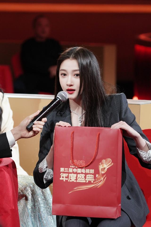 关晓彤：纯情学妹风