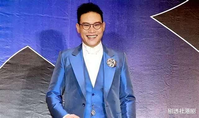 香港男歌手疑背妻偷食！十指紧扣密会年下女，与妻结婚多年无绯闻