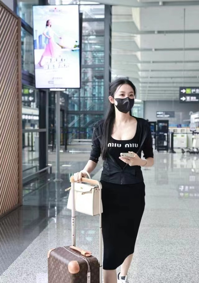 潘玮柏终于敢秀老婆,戴大金链像土豪,老婆穿紧身裙比女明星辣眼