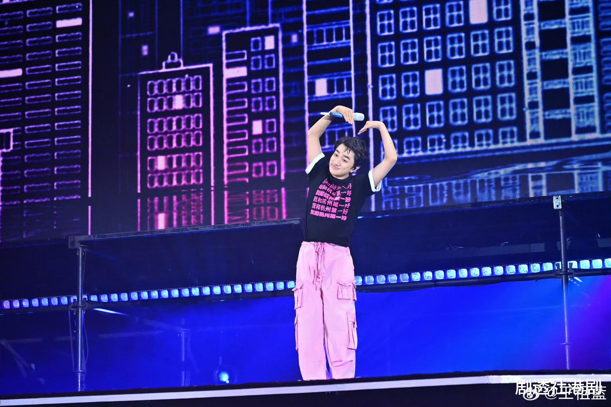 知名港星疑与高挑女子亲密拥抱,将头埋于对方胸口,举动引发误会