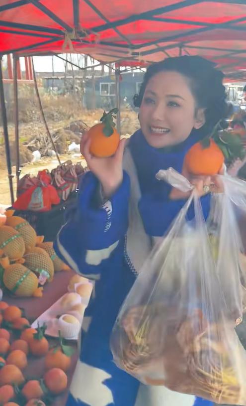 程莉莎回婆家逛大集,买3元一袋米花筒物价低,当街大口吃大馒头