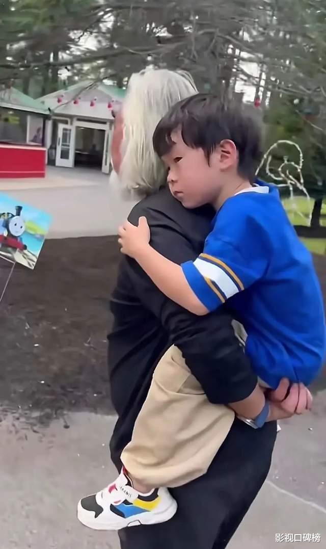 张纪中一家游大同,年过70岁的他状态很好,两儿子打架杜星霖拉开