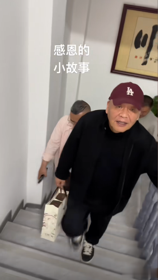 68岁演员刘惠晒北京别墅，上下三层有电梯，酒柜里茅台抢镜