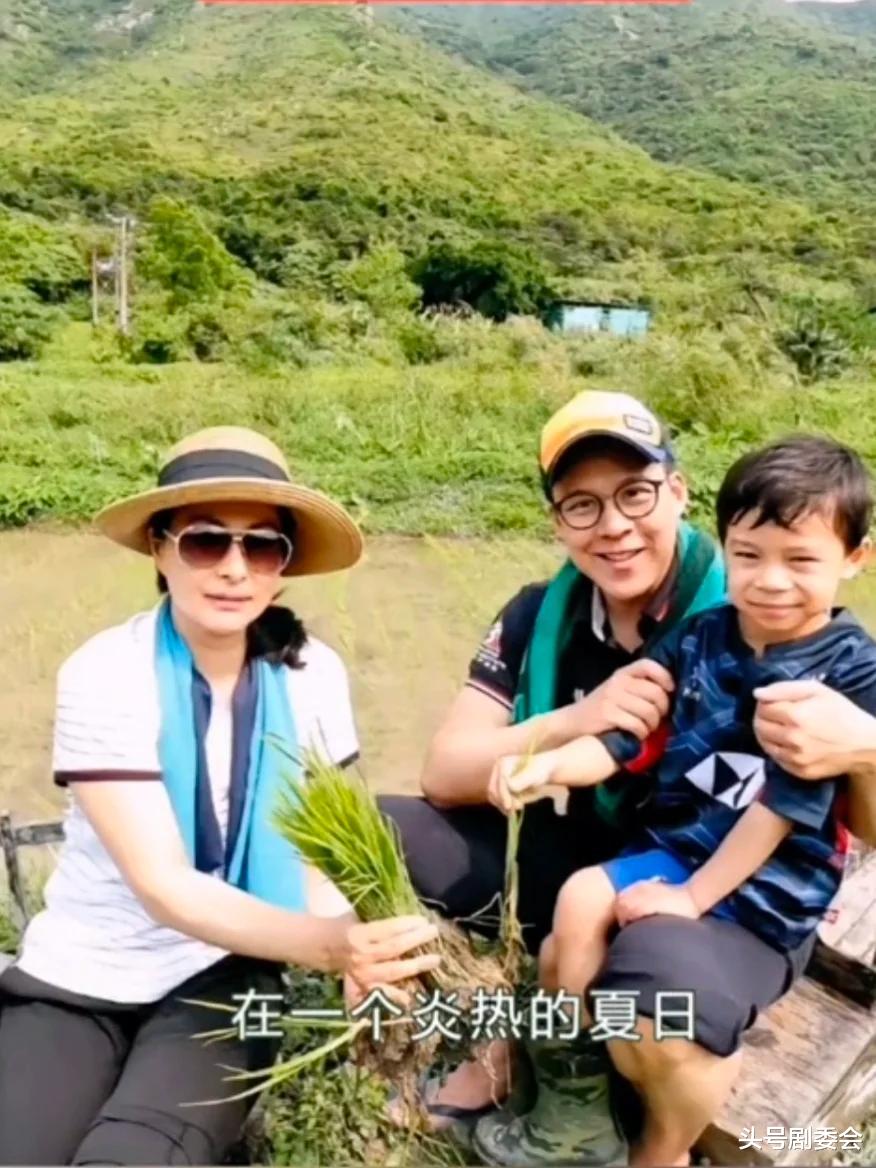 郭晶晶逛上海饰品店,穿53元布鞋,霍启刚穿爱马仕,能买她146双