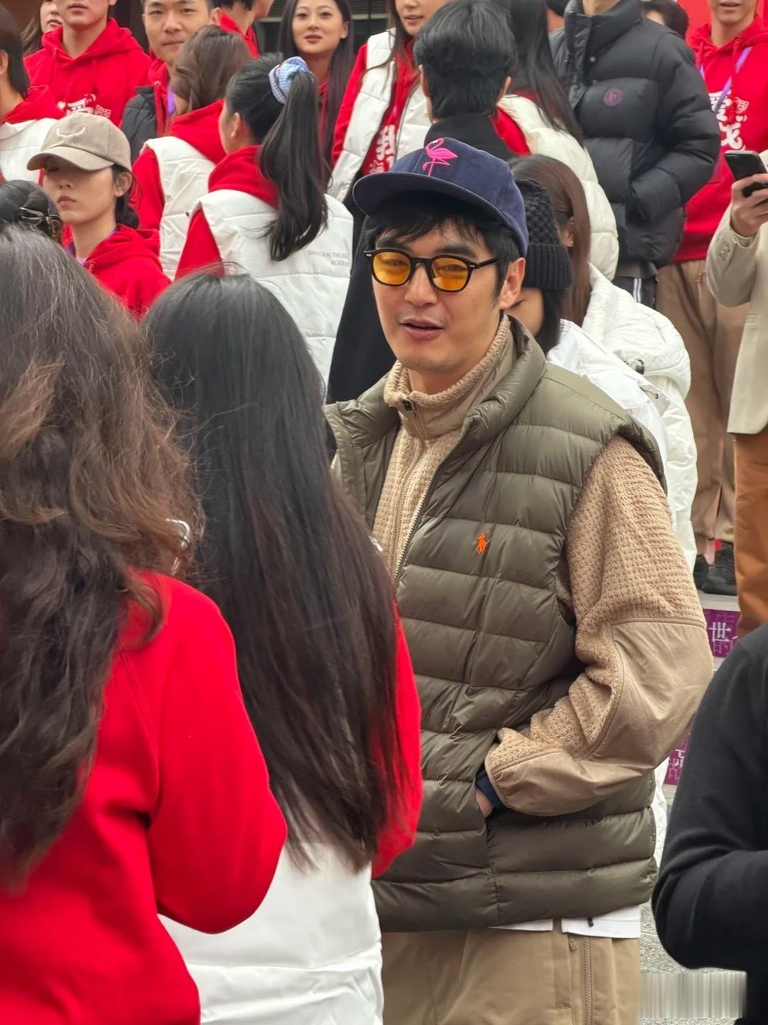 上戏80周年校庆，陈赫挽着杜江的胳膊走路，一脸娇羞，网友：好娘