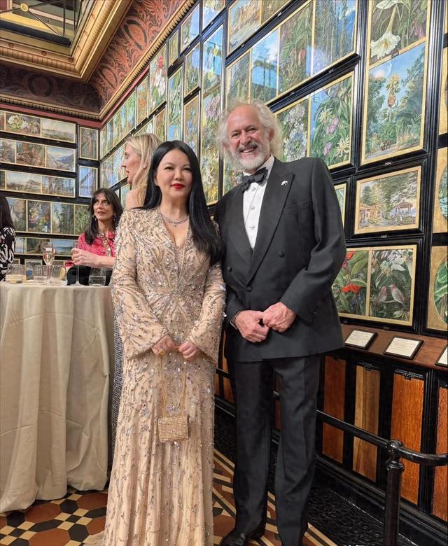 李湘带女儿面见英国皇室,对王后赔笑遭白眼,连发四条动态被群嘲