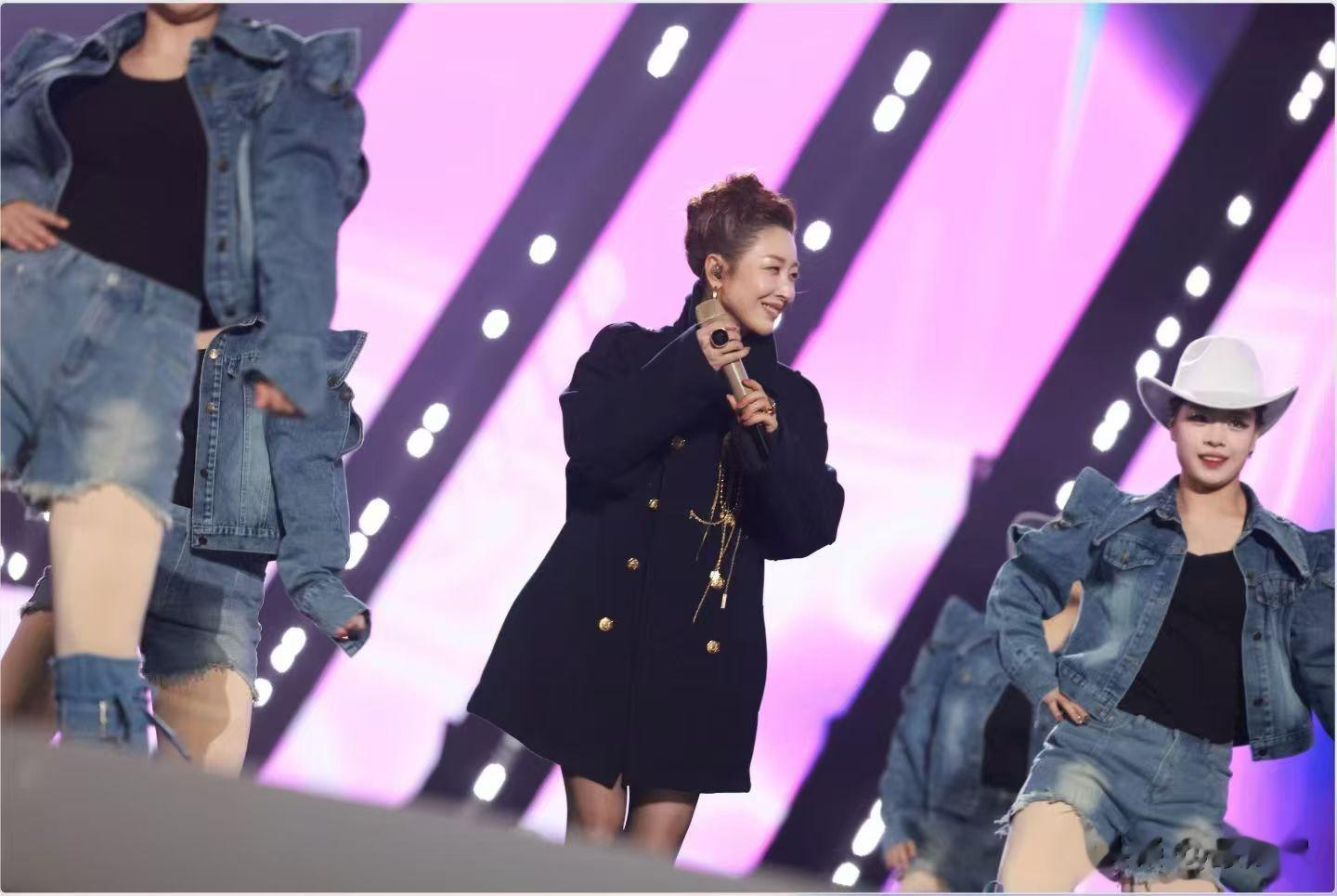 来！看看襄阳演唱会上的孙悦！年轻明星看见了不羞愧吗？