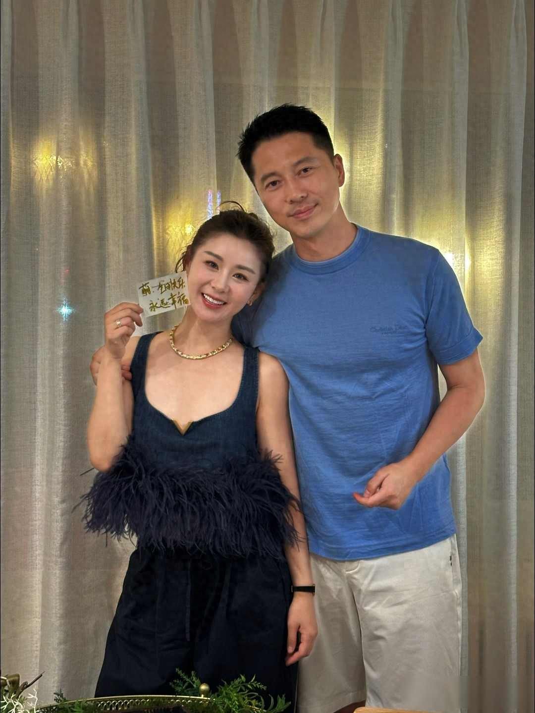 40岁李小萌北京逛街，开五六百万劳斯莱斯，王雷大连富二代不差钱