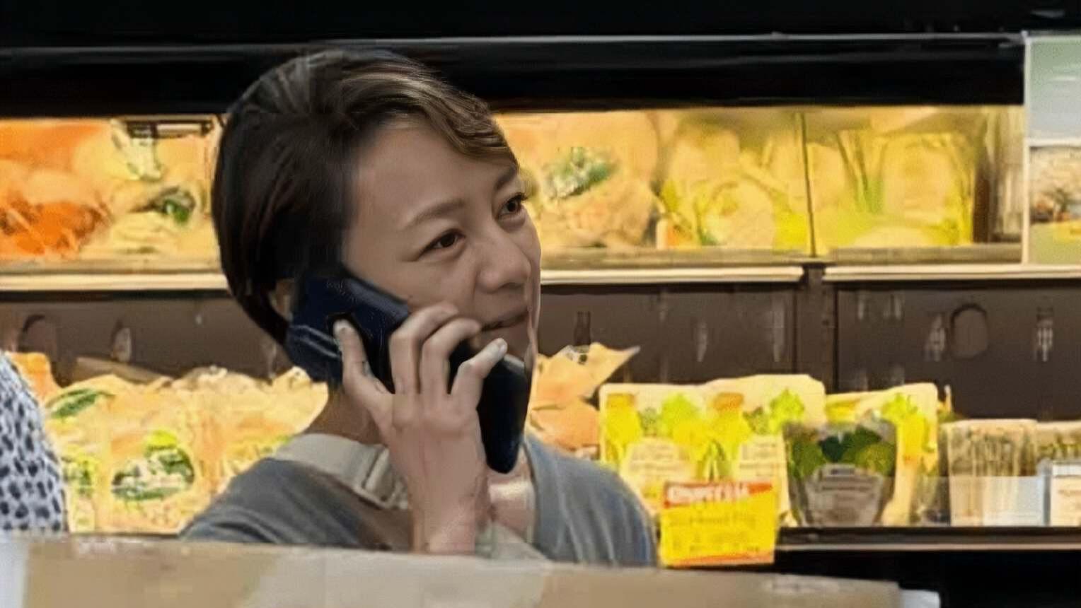 香港知名女星没钱保养变沧桑，老公生意失败破产，为躲债全家移居美国