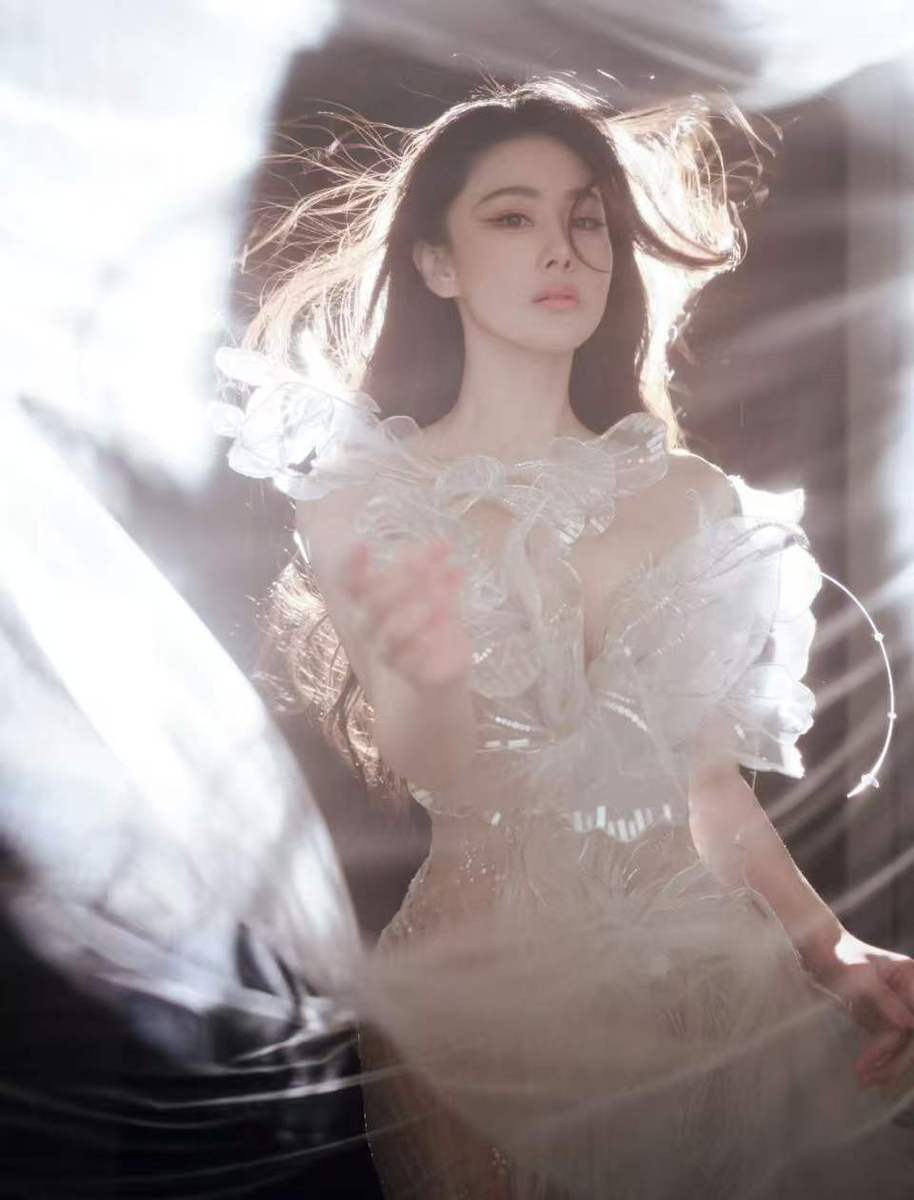 张馨予穿蝴蝶纱裙勾勒完美身材 眼神清冷妩媚