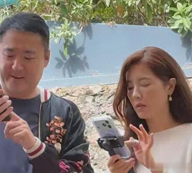 49岁曾黎疑已结婚,春节带妈妈和男友旅游,男友贴心逗曾黎开心