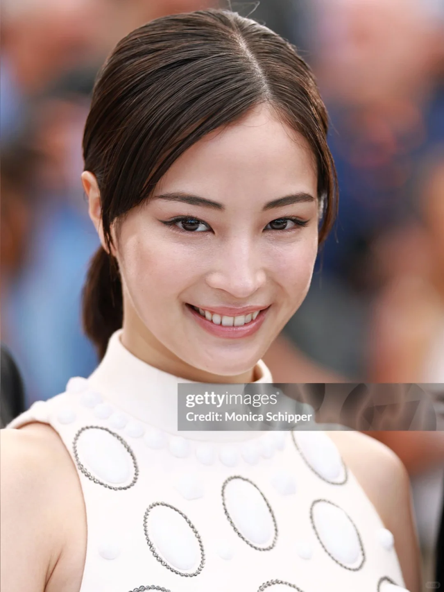 戛纳第四天，温峥嵘用力过猛，郑业成脸肿像大姨，钟楚曦大嘴抢镜