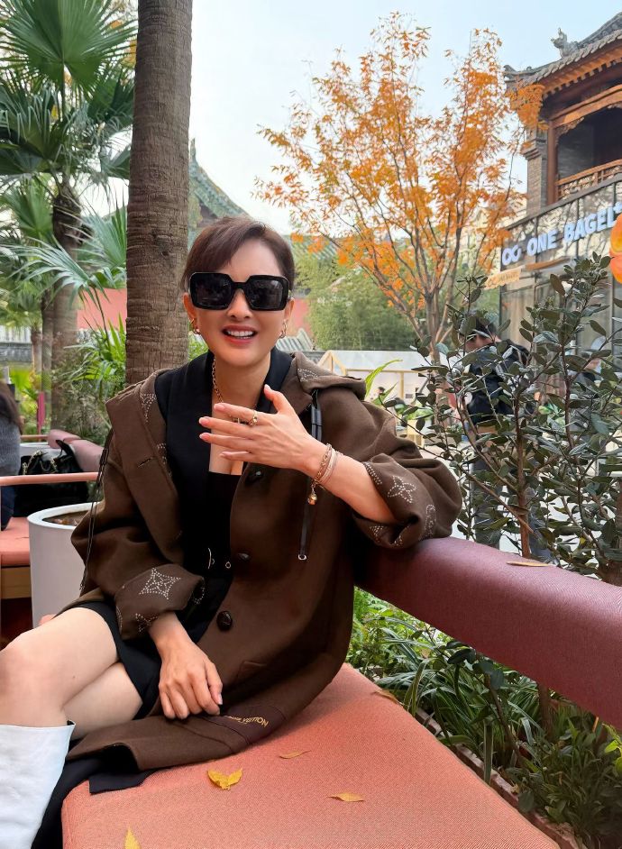 53岁牛莉近照身材火辣！穿4万大衣满身高奢，被大8岁富豪老公宠着