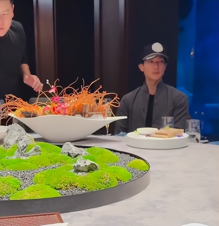 46岁吴尊陪女网红吃大餐!一脸拘谨全程无笑容,暴瘦脱相到不敢认