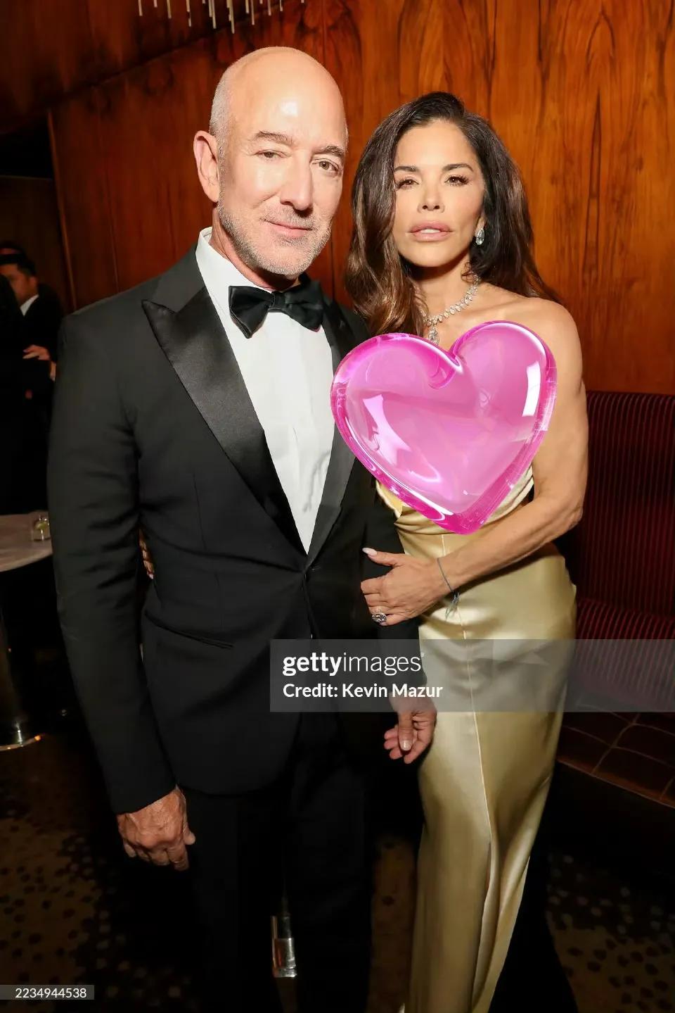 贝佐斯夫妇参加晚宴！桑切斯和乔治娜首同框，戴巨大钻戒暗暗比拼