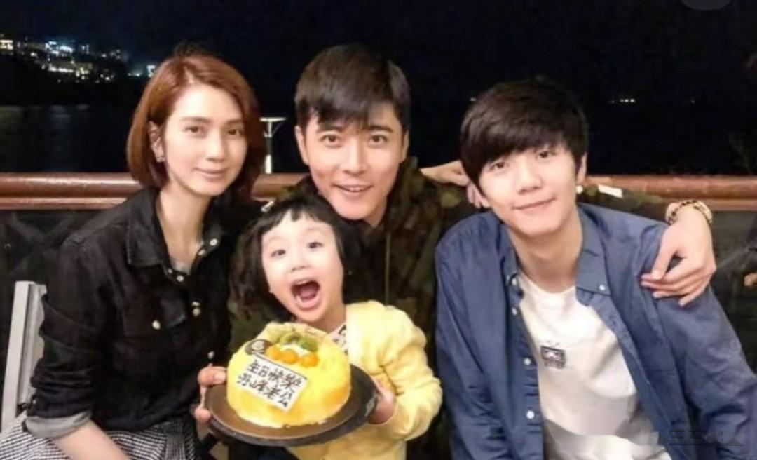 54岁洪欣晒一儿一女，俩孩子下半张脸巨像，都是大鼻子