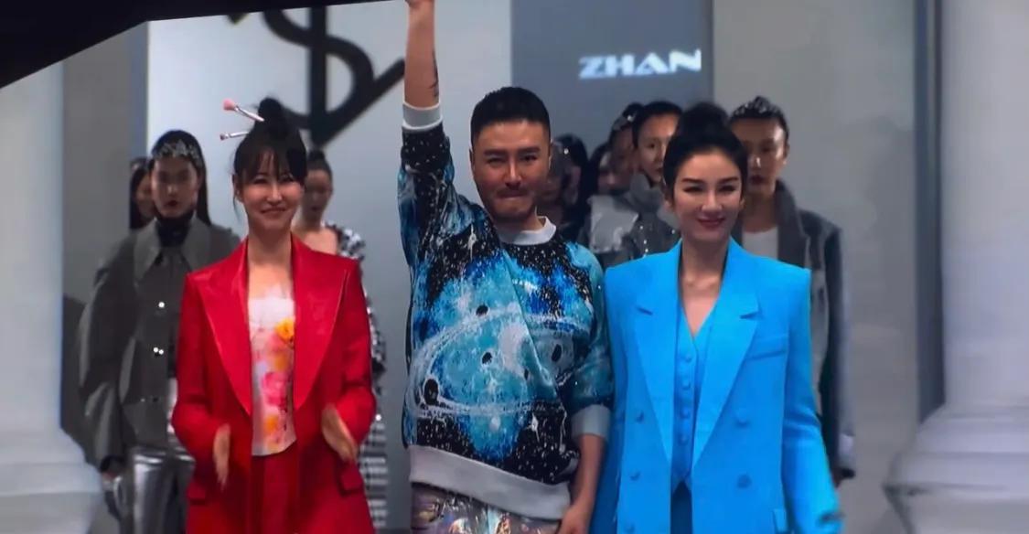 赵文卓牵女儿手走秀,甜馨比李小璐成熟,秋瓷炫台下看于晓光!