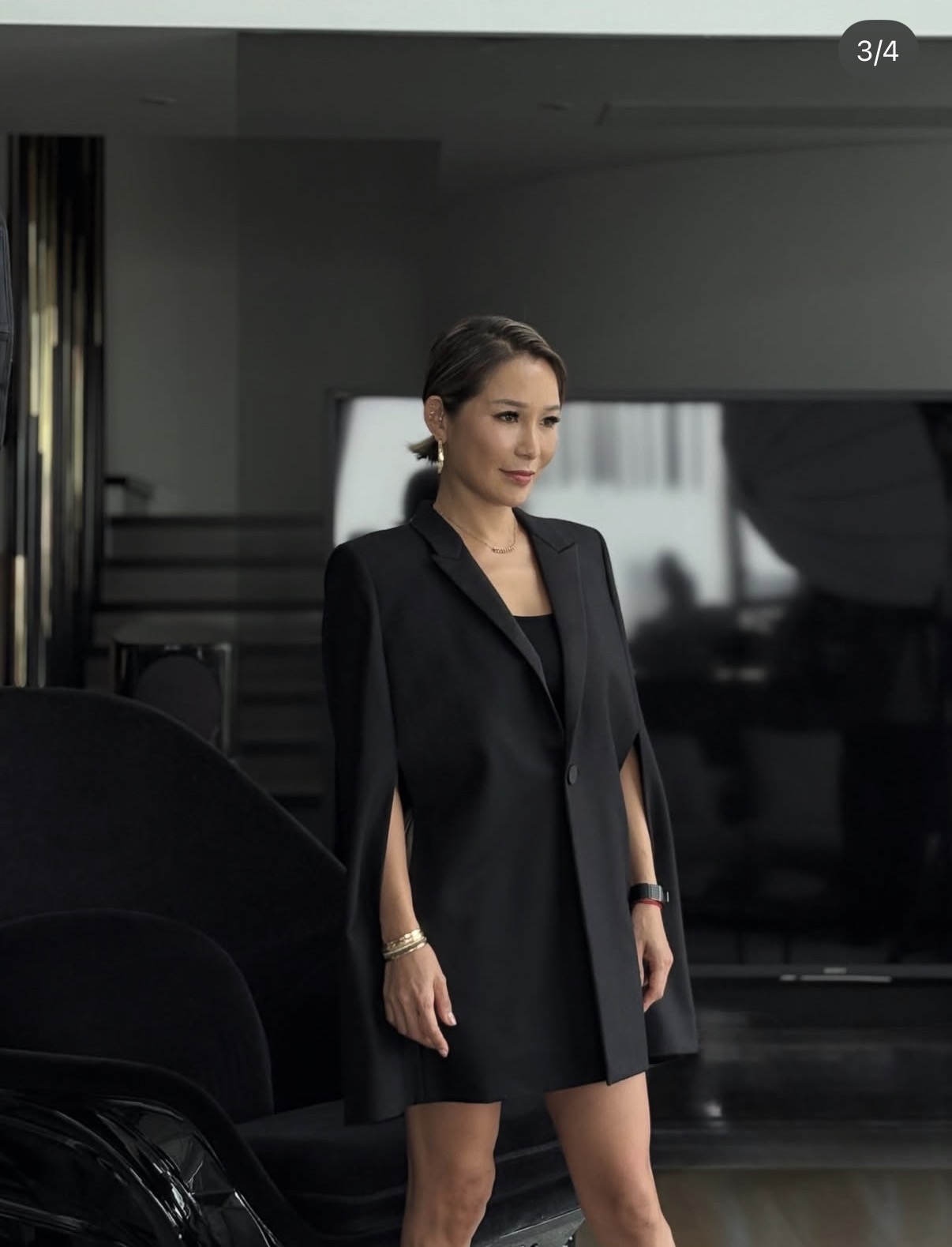 洗米华24岁女儿英国毕业，洗米嫂前往参加毕业礼，继子晒三人合照