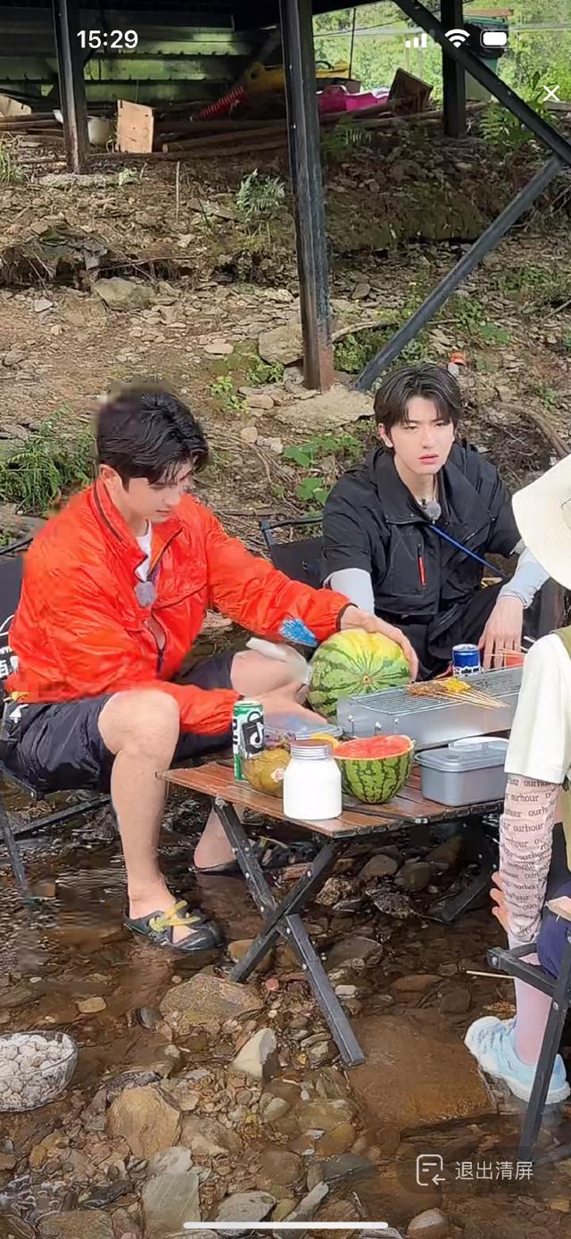 曹骏翻红后首上综艺，与林一溪上烧烤好惬意，吃西瓜毫无偶像包袱