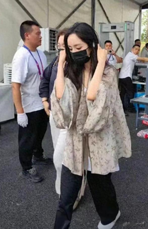 杨幂重庆参加电影节,被热到全程冷脸,失去表情管理