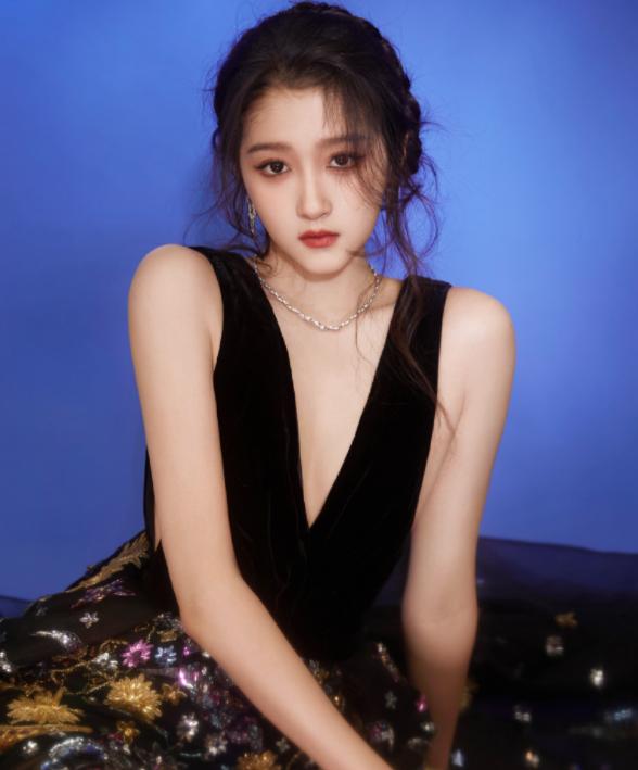 关晓彤高调官宣，亲密照片曝光引热议，网友：恭喜找到最值得爱的