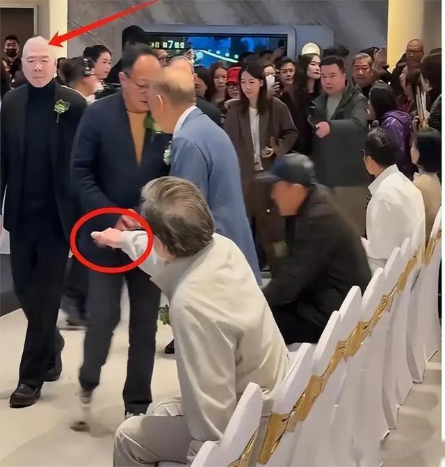 北京这晚，被“挤到靠边站”的成龙，让人见识到娱乐圈的残酷现实