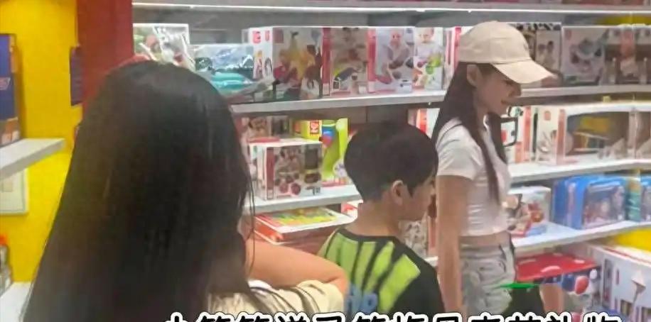 S家情何以堪！马筱梅直播一句话，透露和俩孩真实相处，大S错付了