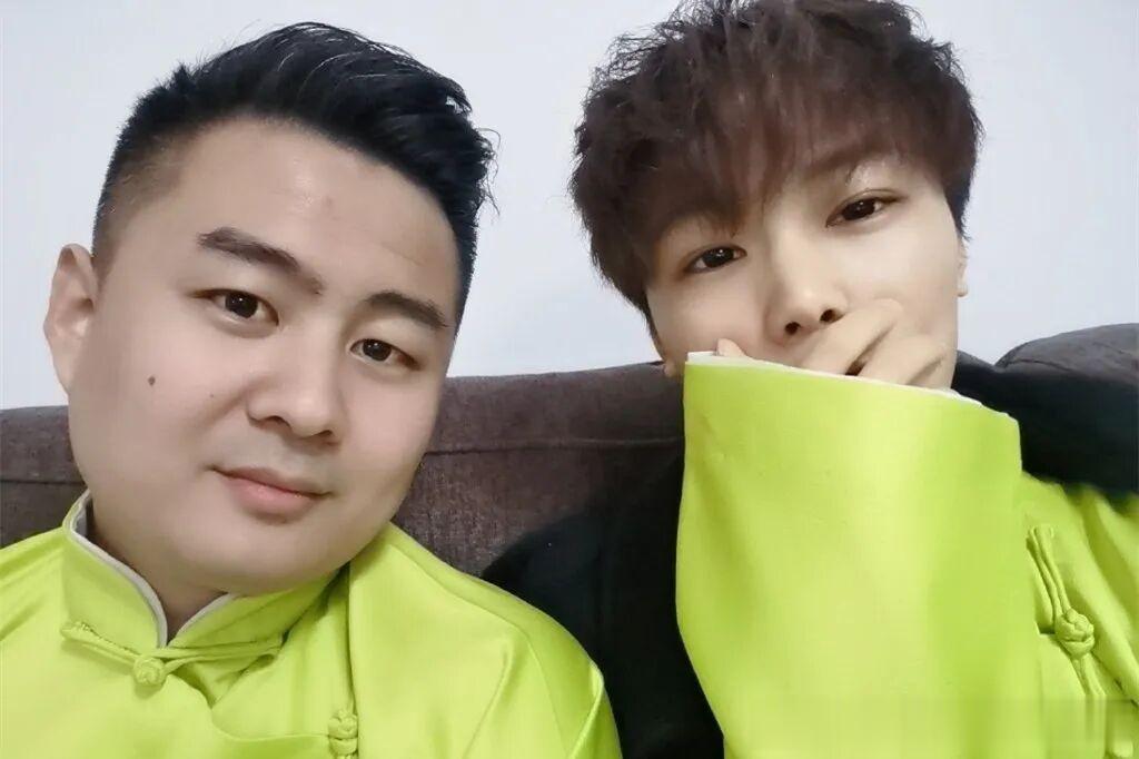 岳云鹏亲外甥直播带货，赚钱不忘搭档，外甥仿舅舅，一点不假