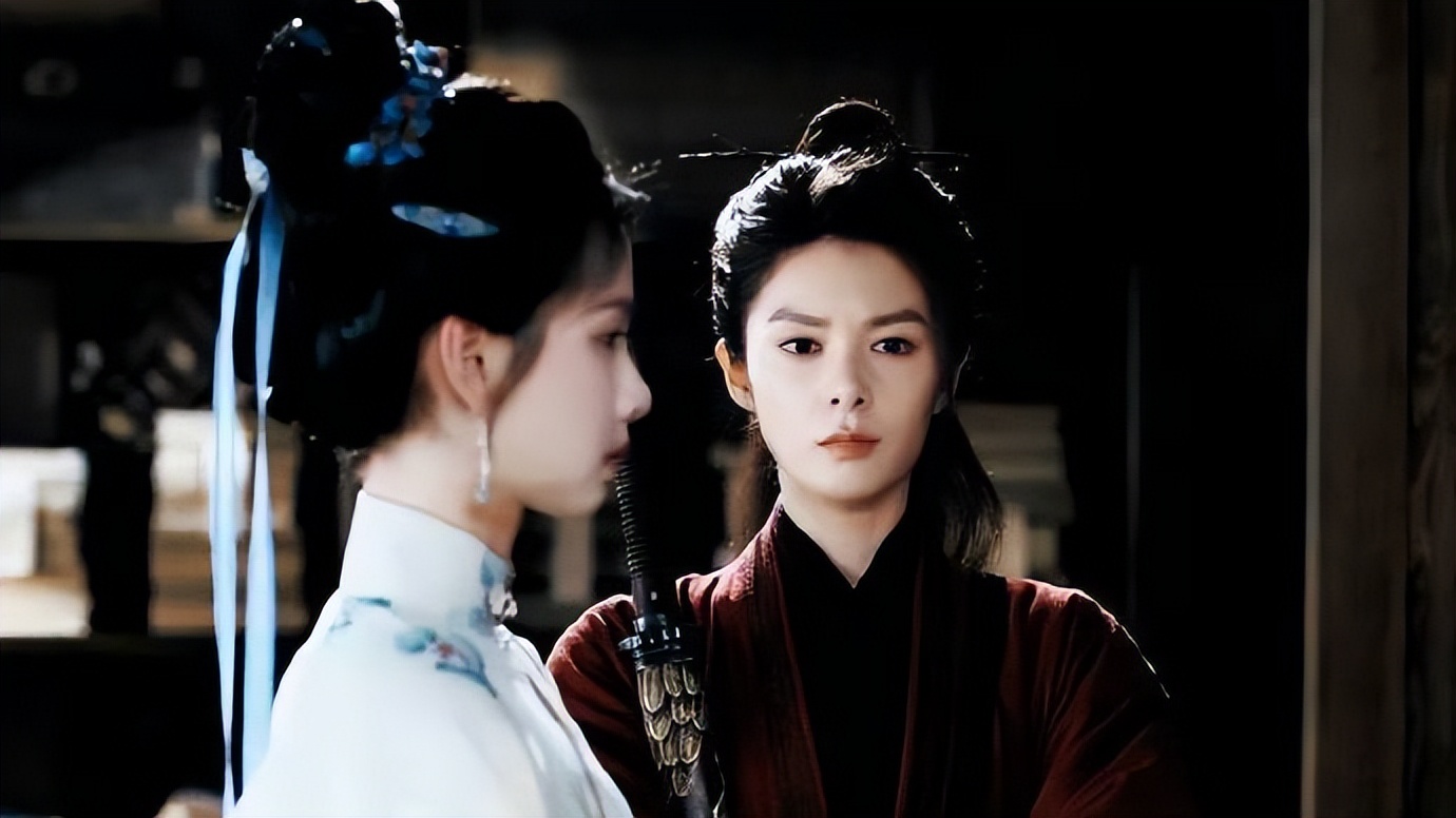 同样露香肩，《雁回时》33岁陈都灵和30岁傅菁对比，差别出来了