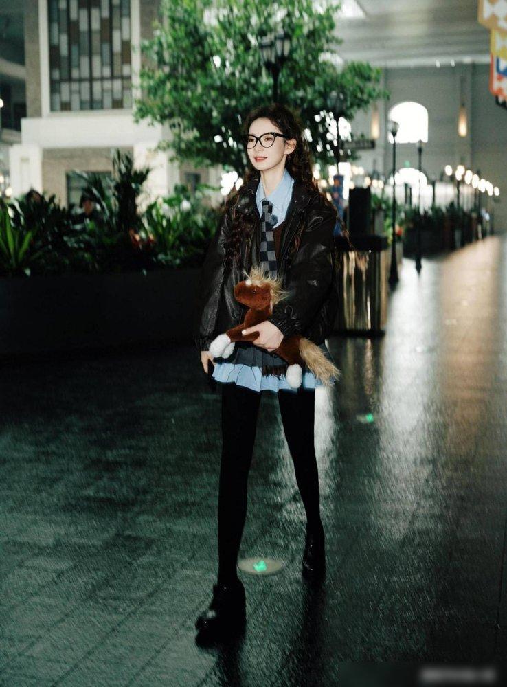 戚薇又现“腿精式”穿搭，皮衣+短裙+打底裤好减龄，羊毛卷太洋气